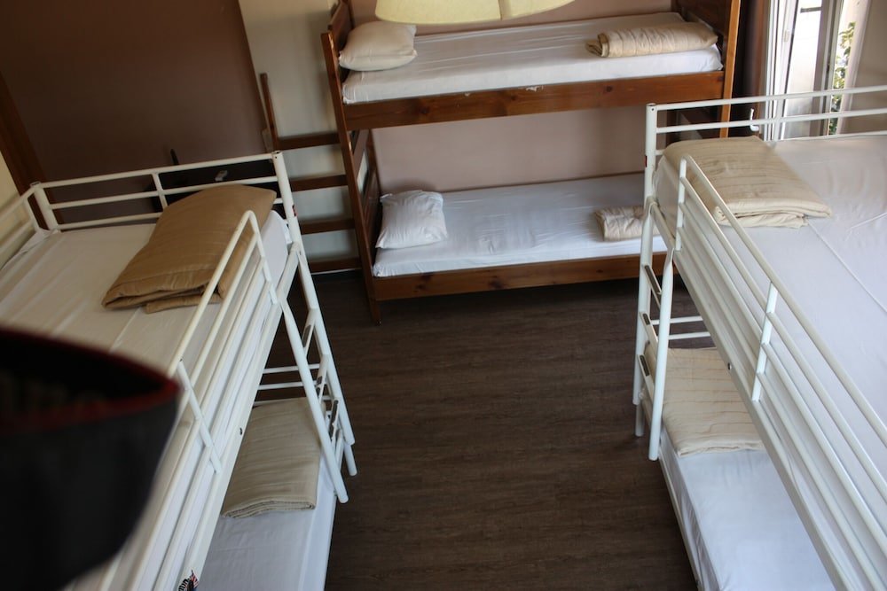 Кровать в общем номере с балконом Pella Inn Hostel