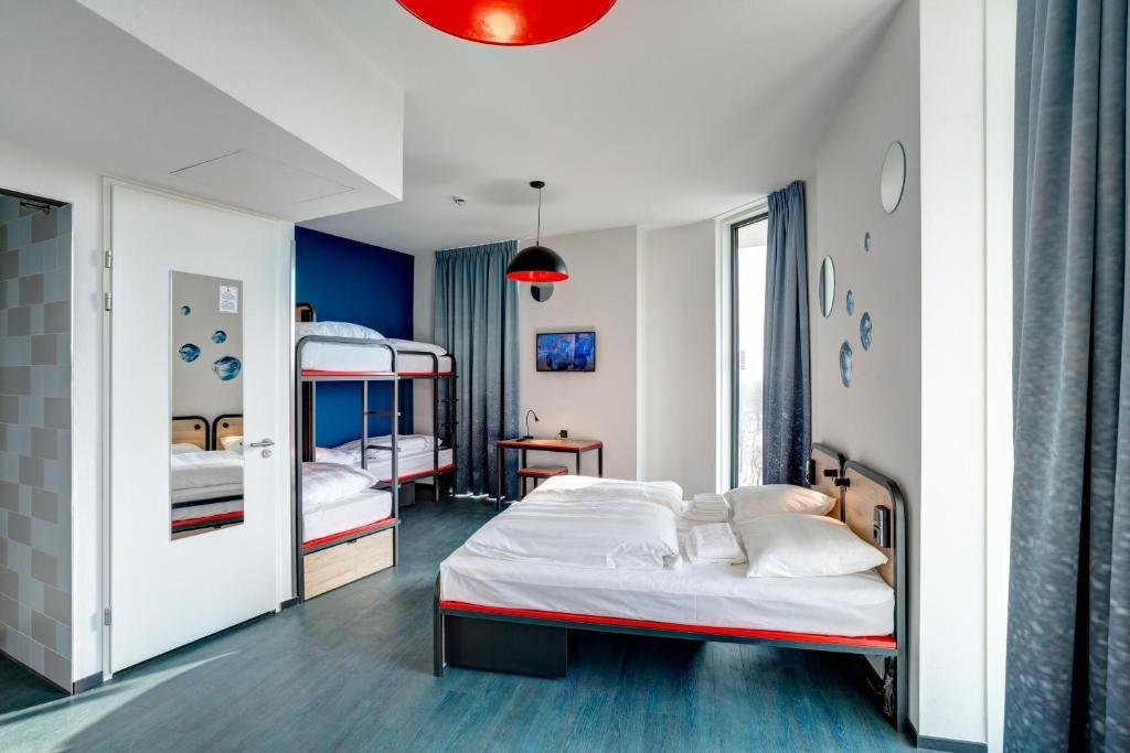 Кровать в общем номере MEININGER Hotel Amsterdam Amstel