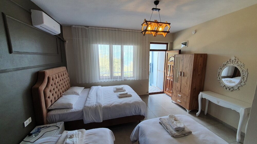 Четырёхместный семейный номер Standard с балконом и с видом на море Assos Nazan Motel Restoran Beach