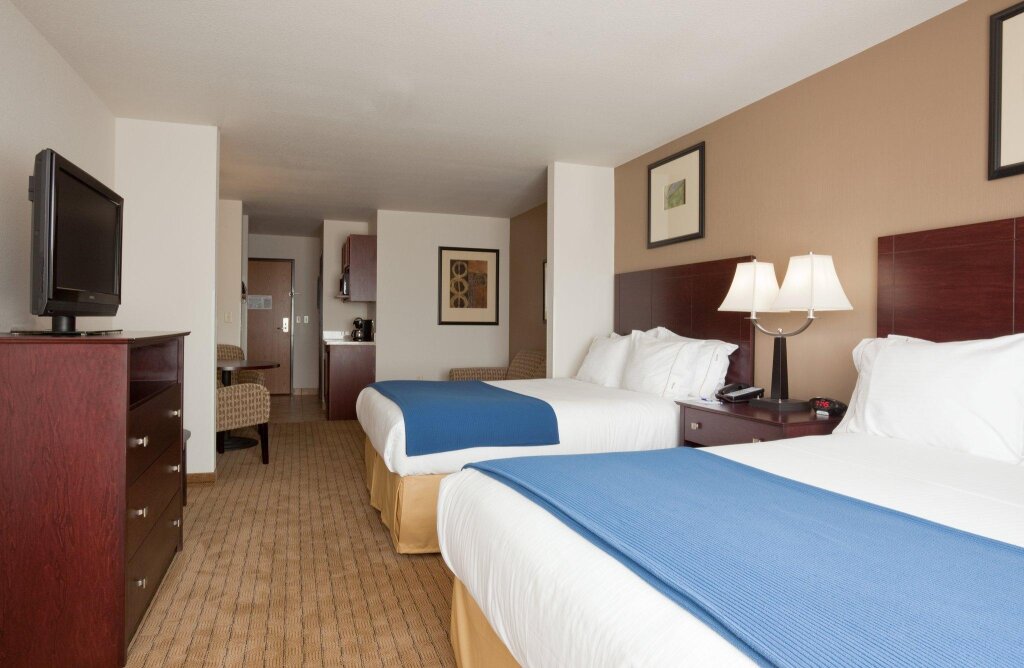 Четырёхместный люкс Holiday Inn Express Hotel & Suites Antigo, an IHG Hotel