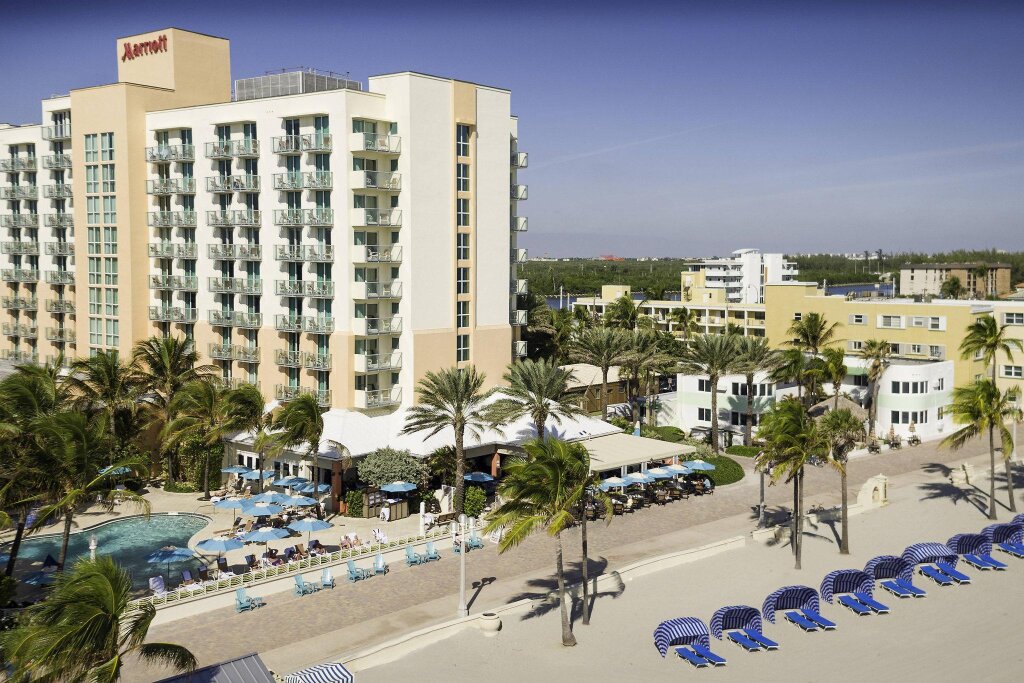 Четырёхместный номер Standard с балконом и с частичным видом на море Hollywood Beach Marriott