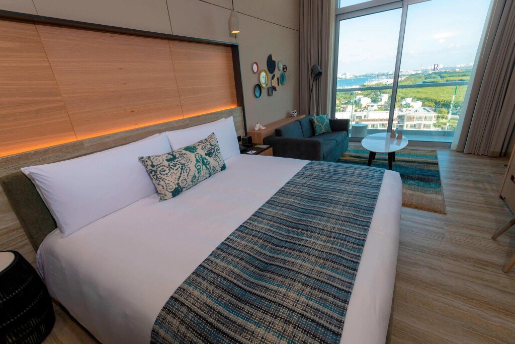 Guest Doppel Zimmer mit Balkon und mit Meerblick Renaissance Cancun Resort & Marina