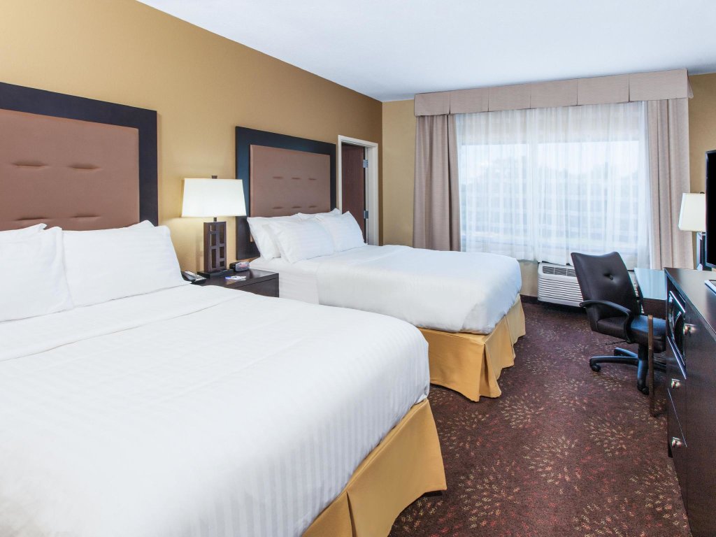 Четырёхместный номер Standard Holiday Inn Express & Suites Sandusky, an IHG Hotel