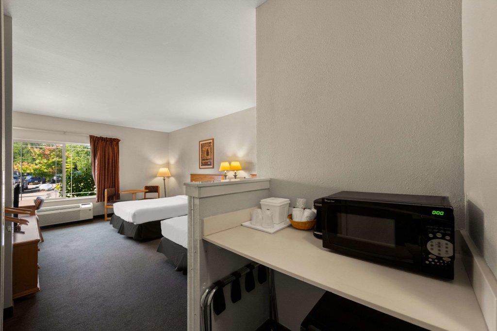 Standard Quadruple room Rodeway Inn & Suites Tomahawk