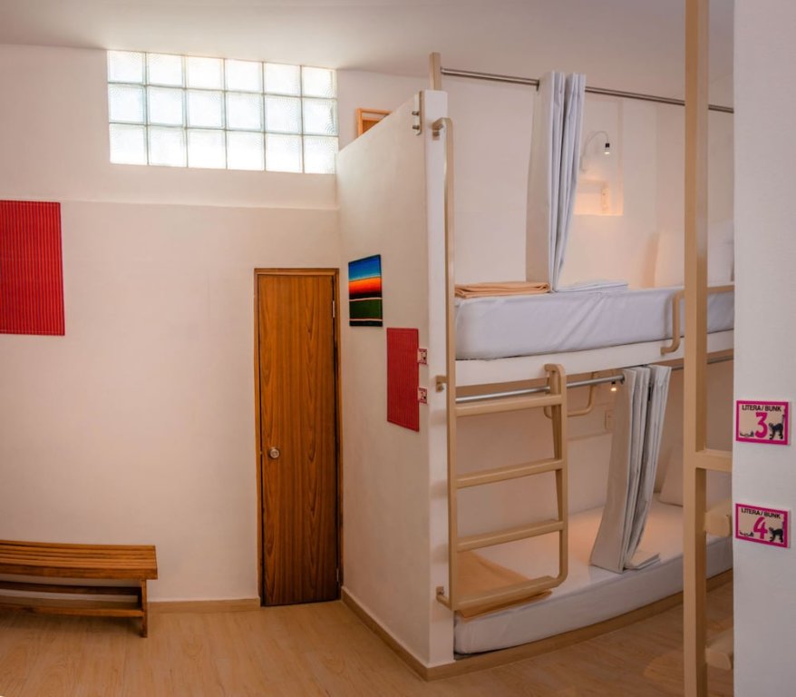 Кровать в общем номере (женский номер) Nomads Party Hostel