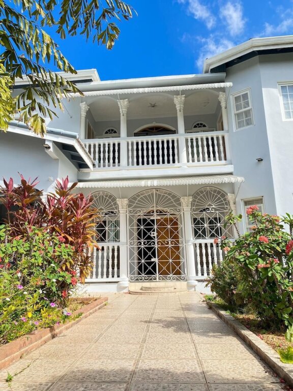 Villa 5-Bed Villa and pool in Runaway Bay Jamaica