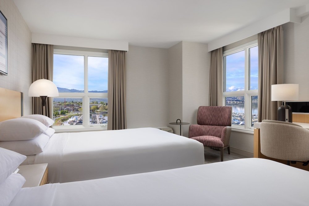 Четырёхместный номер Standard с балконом и с видом на озеро Delta Hotels by Marriott Grand Okanagan Resort