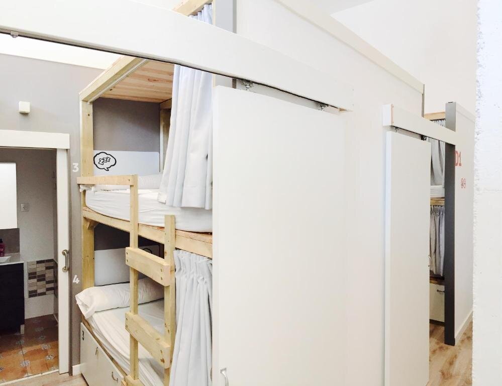 Кровать в общем номере (женский номер) Ant Hostel Barcelona