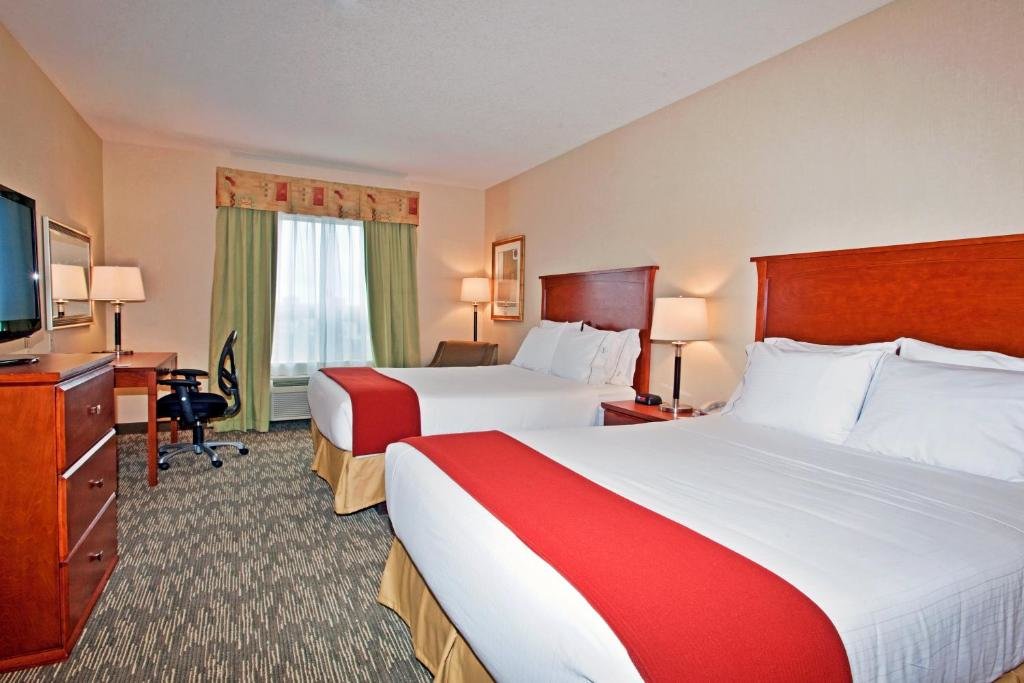 Двухместный номер Standard Holiday Inn Express Hotel & Suites-Edmonton South, an IHG Hotel