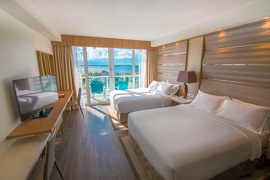Четырёхместный номер Standard с видом на залив Hilton at Resorts World Bimini