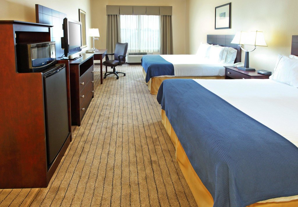 Четырёхместный номер Standard Holiday Inn Express & Suites Marshall, an IHG Hotel