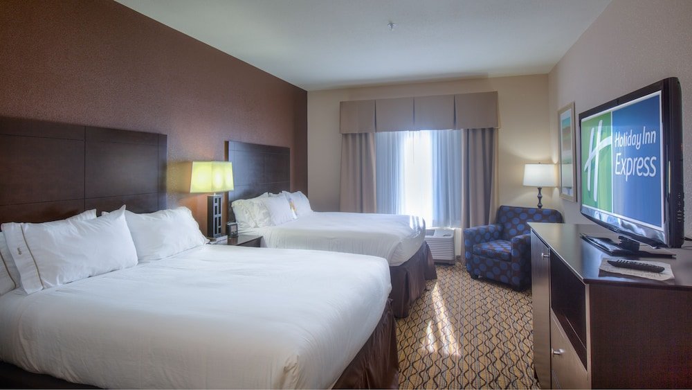 Четырёхместный номер Standard Holiday Inn Express Hotel and Suites Elk City, an IHG Hotel