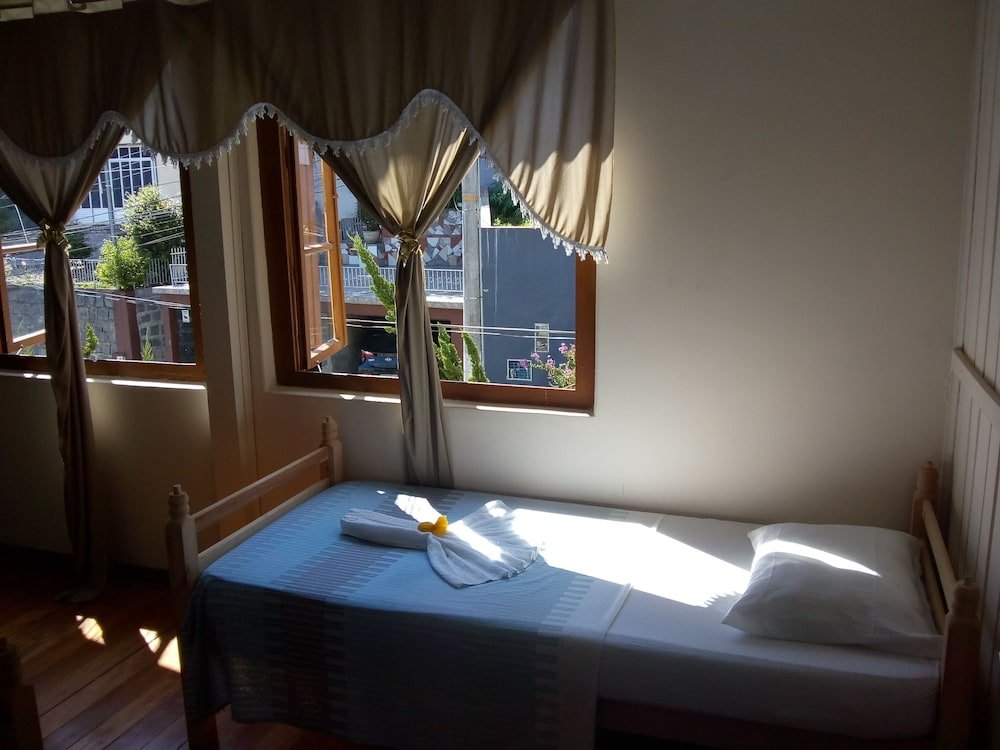 Кровать в общем номере Pousada Jardim Alameda