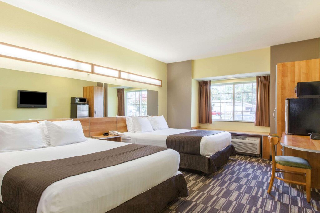 Четырёхместный номер Standard Microtel Inn & Suites by Wyndham Johnstown