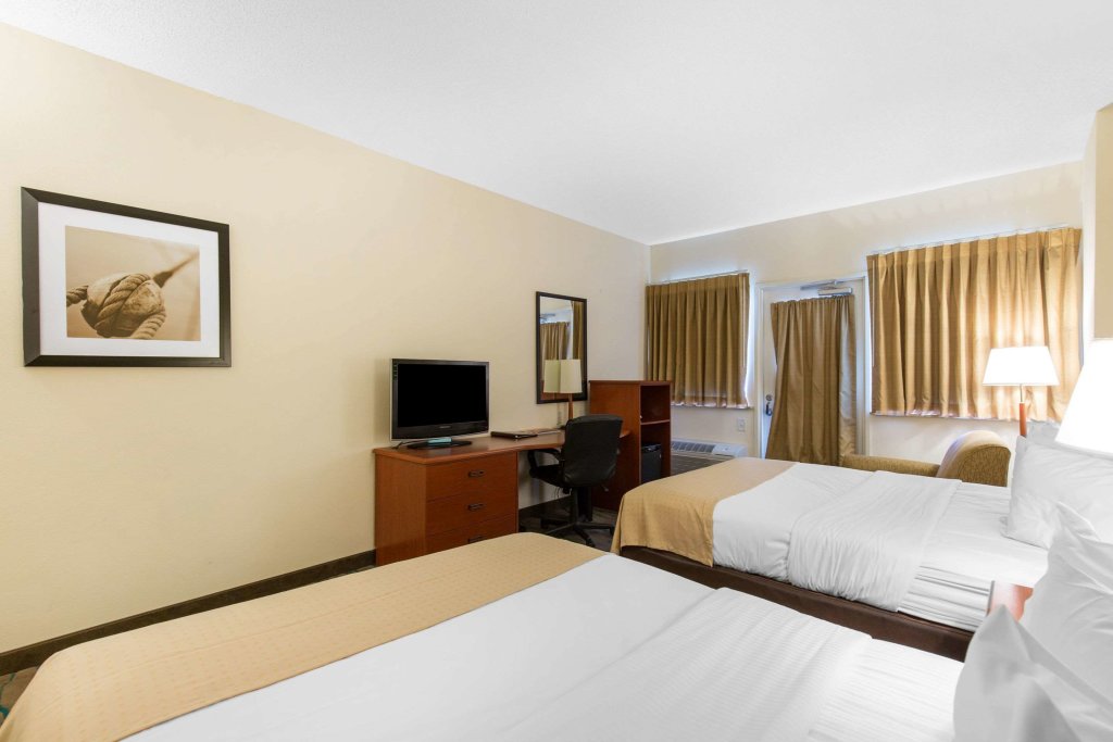 Четырёхместный номер Standard Gateway Hotel & Suites, Ascend Hotel Collection