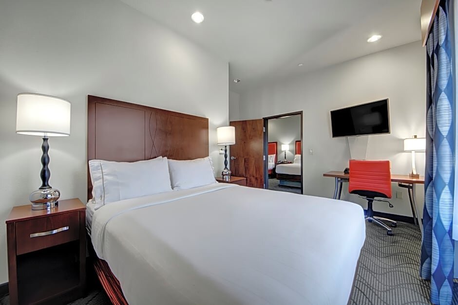 Двухместный люкс c 1 комнатой Holiday Inn Express and Suites Oklahoma City North, an IHG Hotel