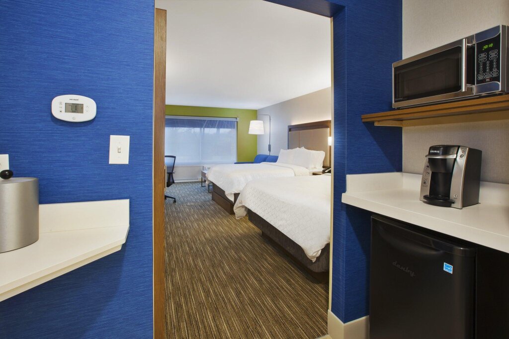 Quadruple suite Holiday Inn Express Grand Rapids Airport North, an IHG Hotel