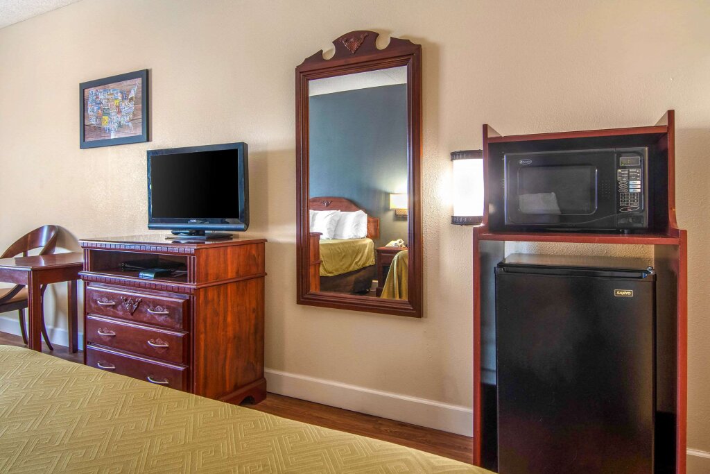 Standard Quadruple room Econo Lodge Inn & Suites near Chickamauga Battlefield