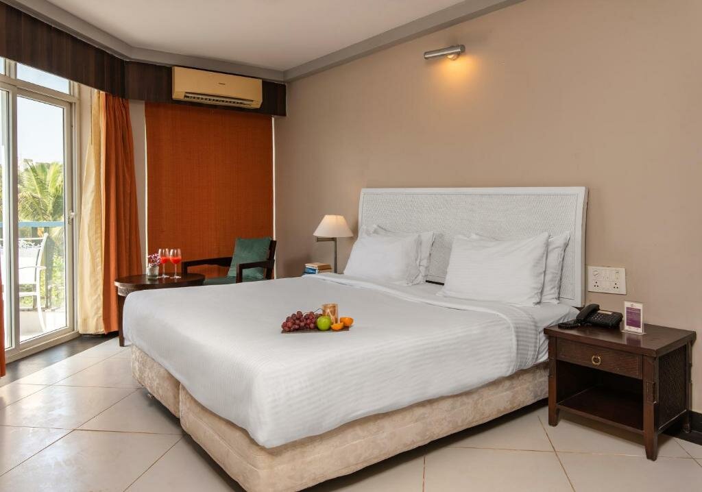 Standard room with balcony Living Room by Seasons Hotels