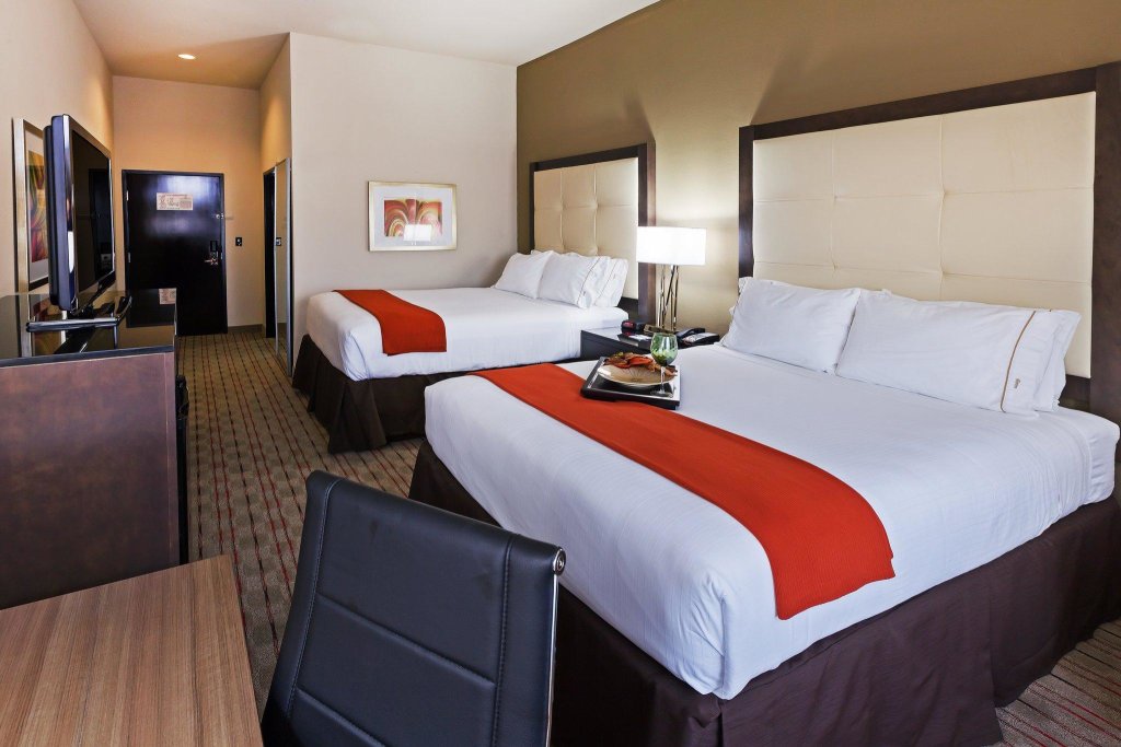 Четырёхместный номер Standard Holiday Inn Express Frisco Legacy Park Area, an IHG Hotel
