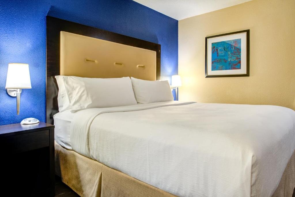 Premium room Holiday Inn Indianapolis North-Carmel, an IHG Hotel