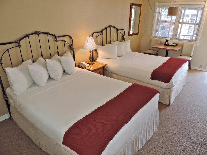 Кровать в общем номере The Victorian Inn