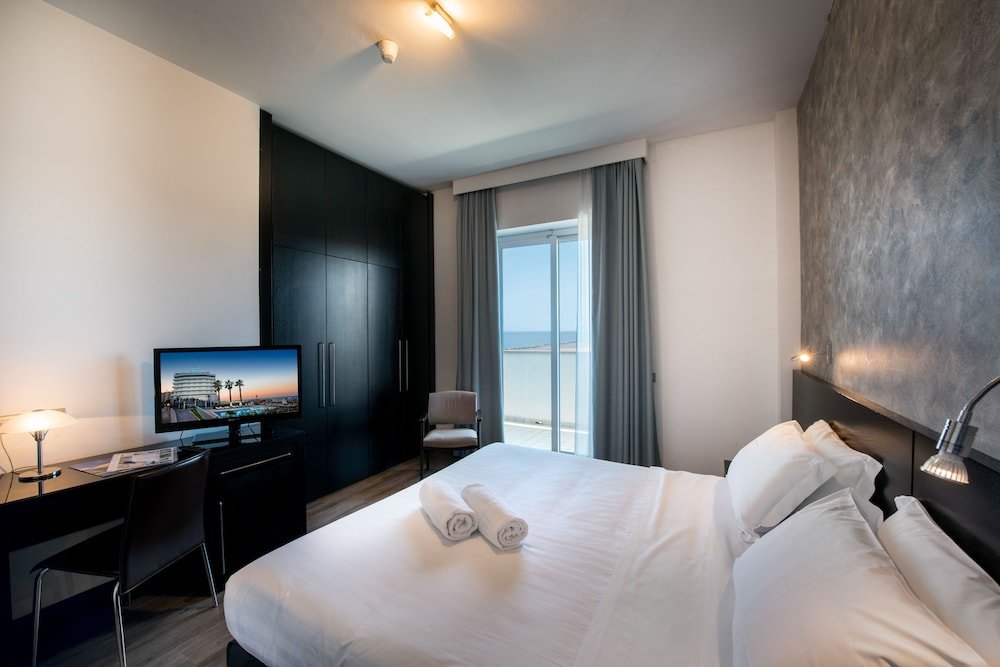 Standard Triple room with balcony Sea Lion Hotel