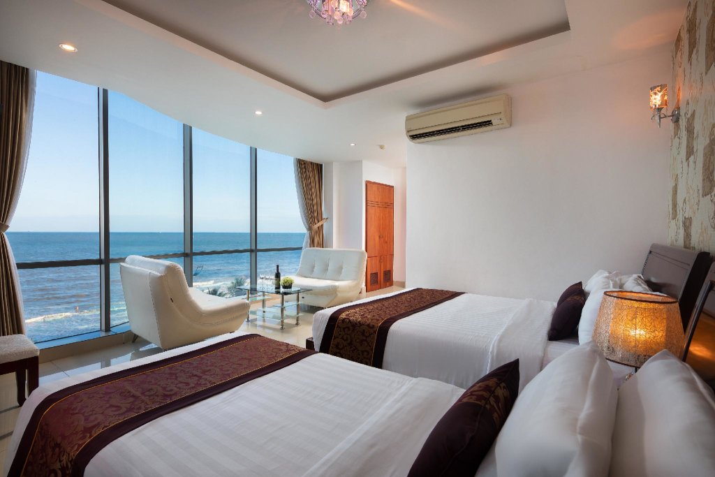 Трёхместный люкс с видом на море Corvin Hotel