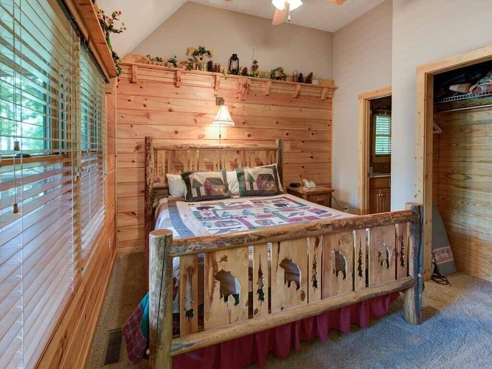 Standard room Running Bear, 2 Bedrooms, Sleeps 8, Hot Tub, Gas Fireplace, Pool Table