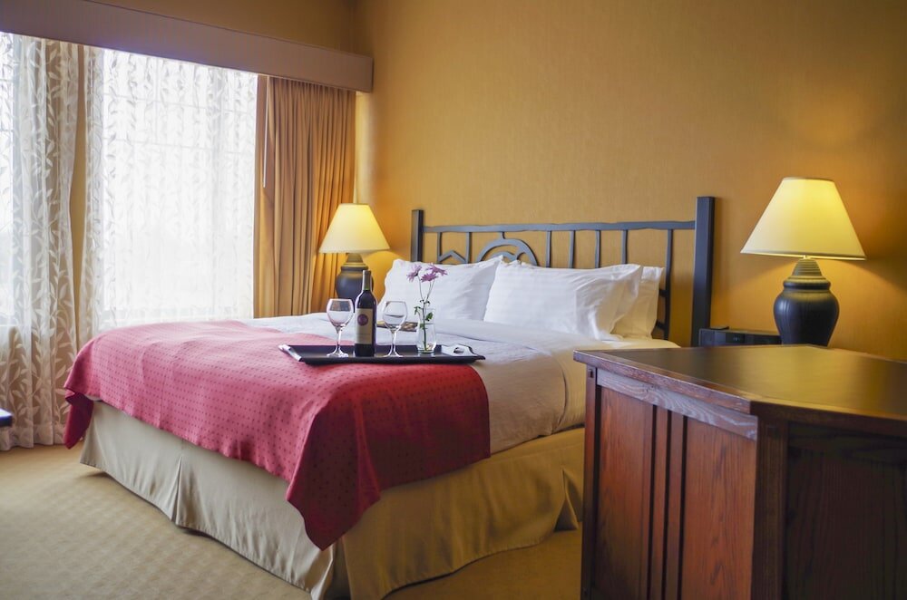 Люкс c 1 комнатой Holiday Inn Hotel Pewaukee-Milwaukee West, an IHG Hotel