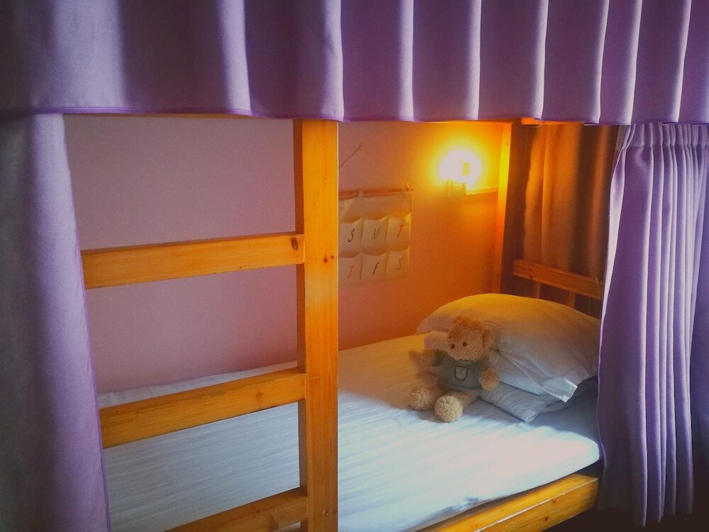 Кровать в общем номере Yangshuo Show Biz Youth Hostel