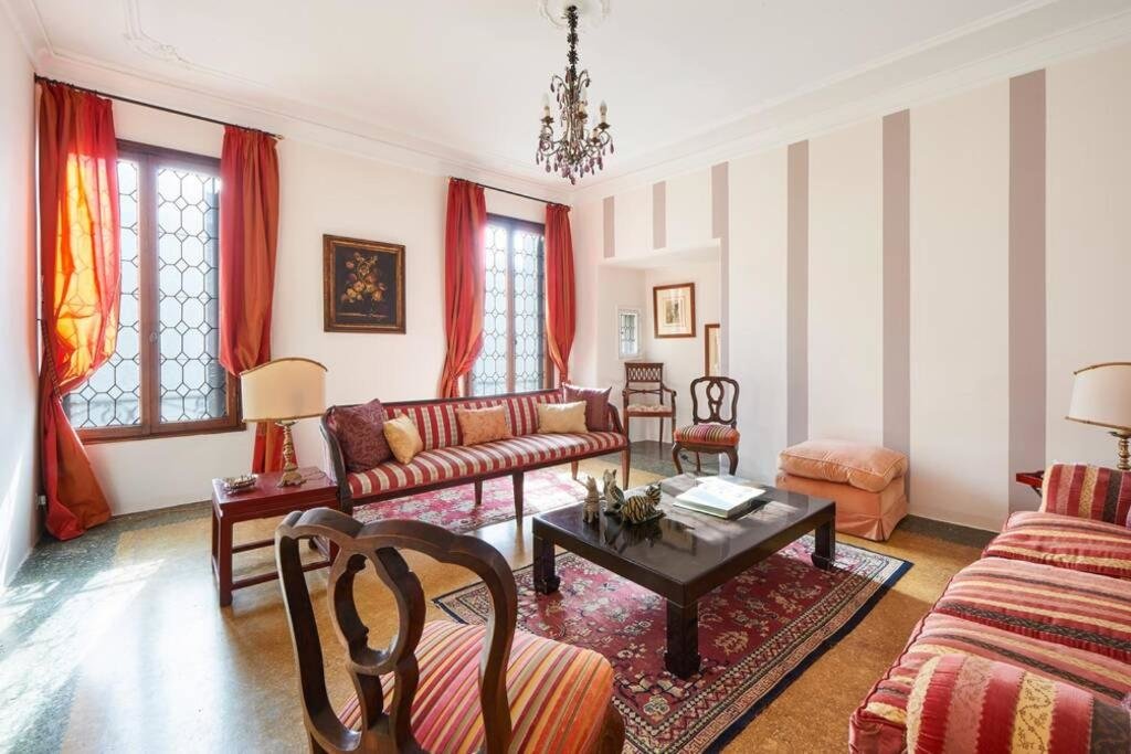 Apartment Ca' Fenice, charming apartment in San Marco, sleep 7