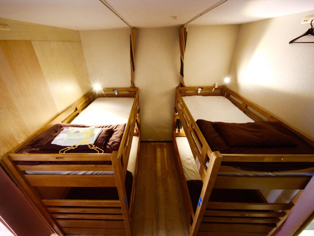 Кровать в общем номере Osaka Guesthouse HIVE
