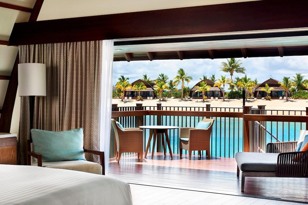 Двухместная Bure Villa Over-Water Royal с балконом Fiji Marriott Resort Momi Bay