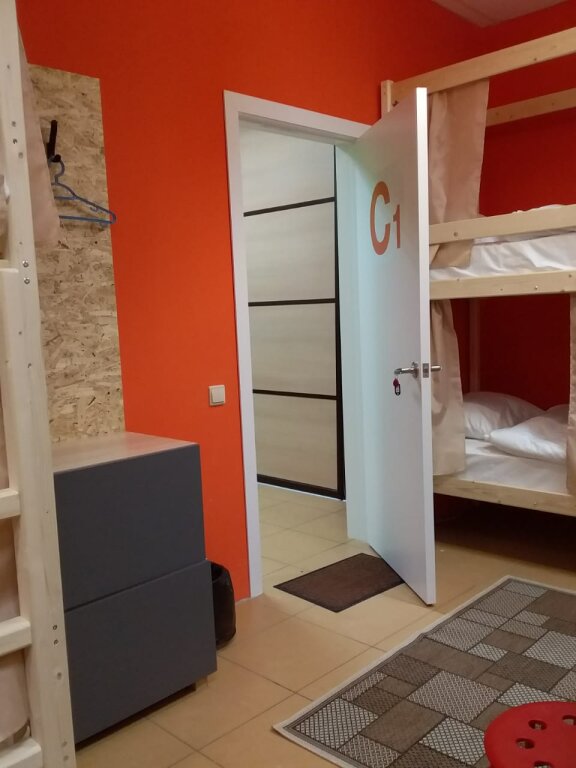 Cama en dormitorio compartido (dormitorio compartido femenino) con vista AVS-Hostel