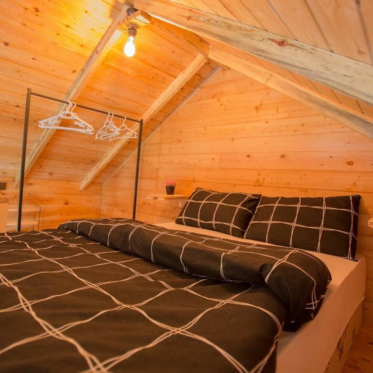 Deluxe Bungalow mit Balkon und mit Blick The Hill Glamping Bungalow