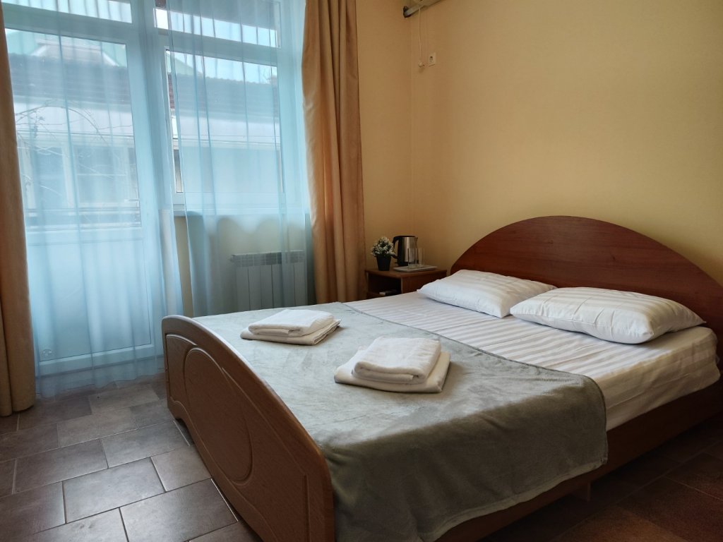 Économie double chambre avec balcon Yuzhny Dvorik Guest House