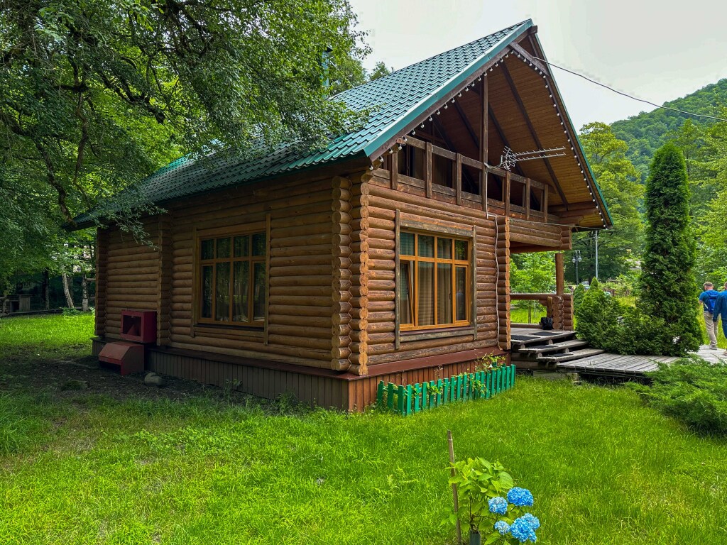 Дом для отпуска Частный дом Дом 2 Эко комплекс Лаура в Красная Поляна,  Горнолыжный регион Красная поляна. Забронировать Частный дом Дом 2 Эко  комплекс Лаура, Ачипсинская улица, 30/2