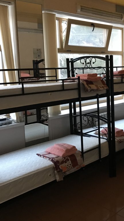 Cama en dormitorio compartido con balcón Brodyaga Hostel