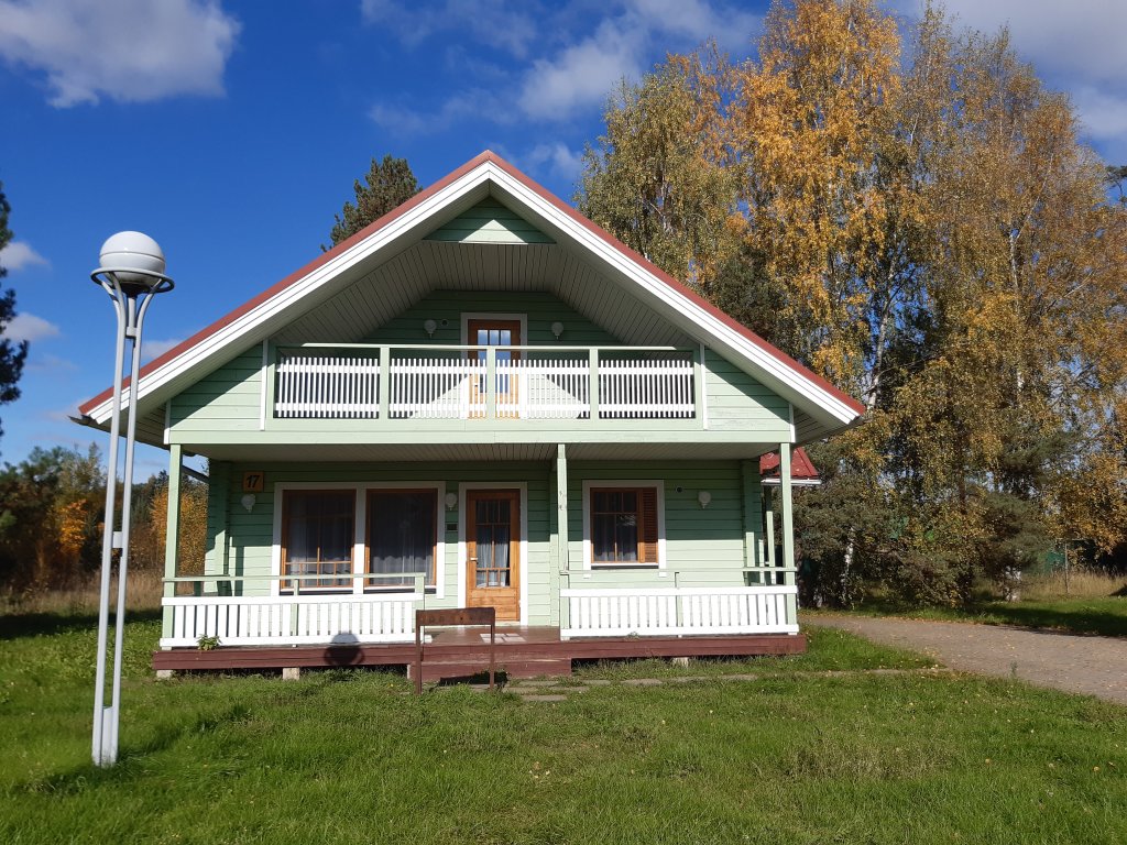 Sechser Hütte mit Balkon und mit Blick Tsentr Sporta I Otdyiha Demino