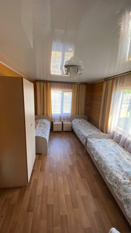 Habitación cuádruple Estándar Na Baykale V Goryachinske Guest House