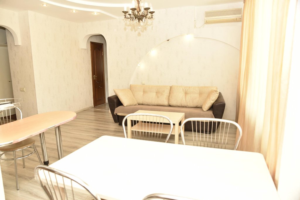 Apartment mit Balkon 3-h kom na Mayakovskoy Flat