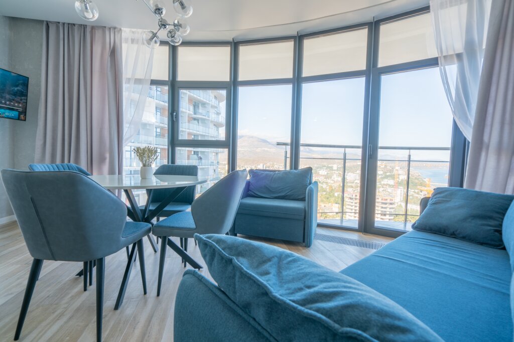 Апартаменты Soft Blue с 2 комнатами с балконом и с красивым видом из окна Апарт-Отель Стиль Жизни