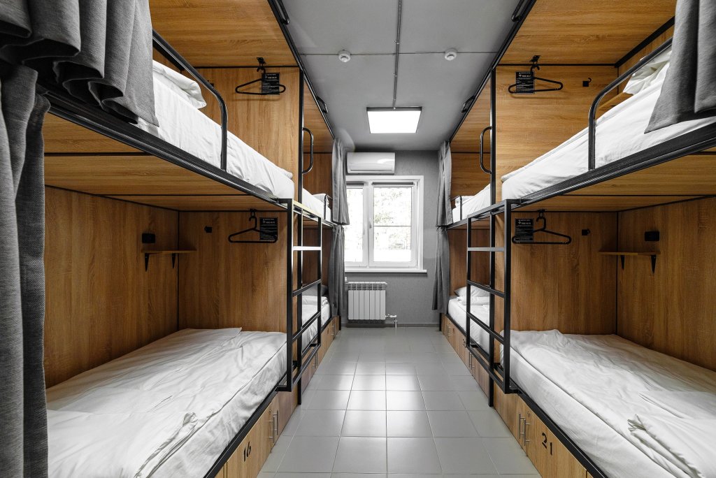 Кровать в общем номере с красивым видом из окна Sleep Box Hostel