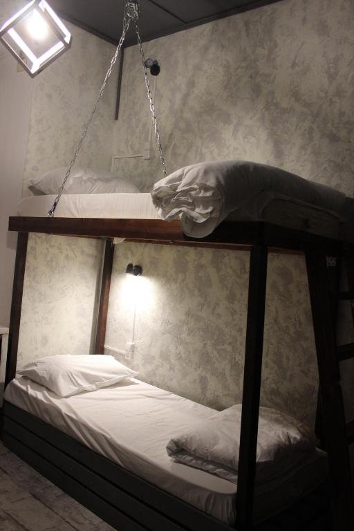 Кровать в общем номере (мужской номер) Хостел Аквамарин