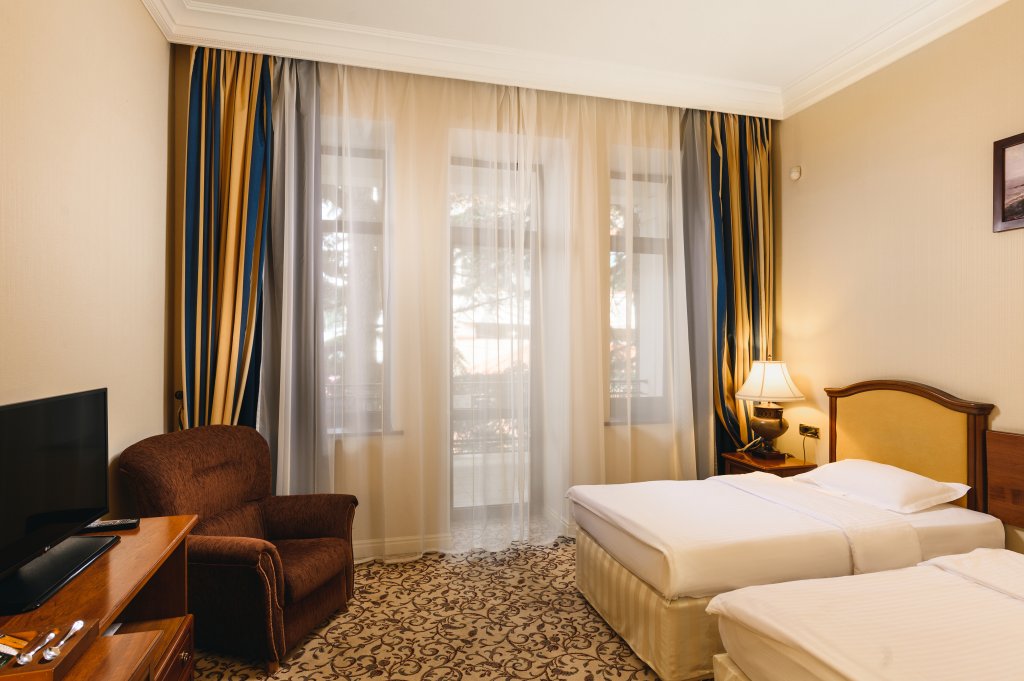 Двухместный номер (корпус Классик) Стандартный с балконом и с видом на город Отель Riviera Sunrise Resort & SPA Алушта