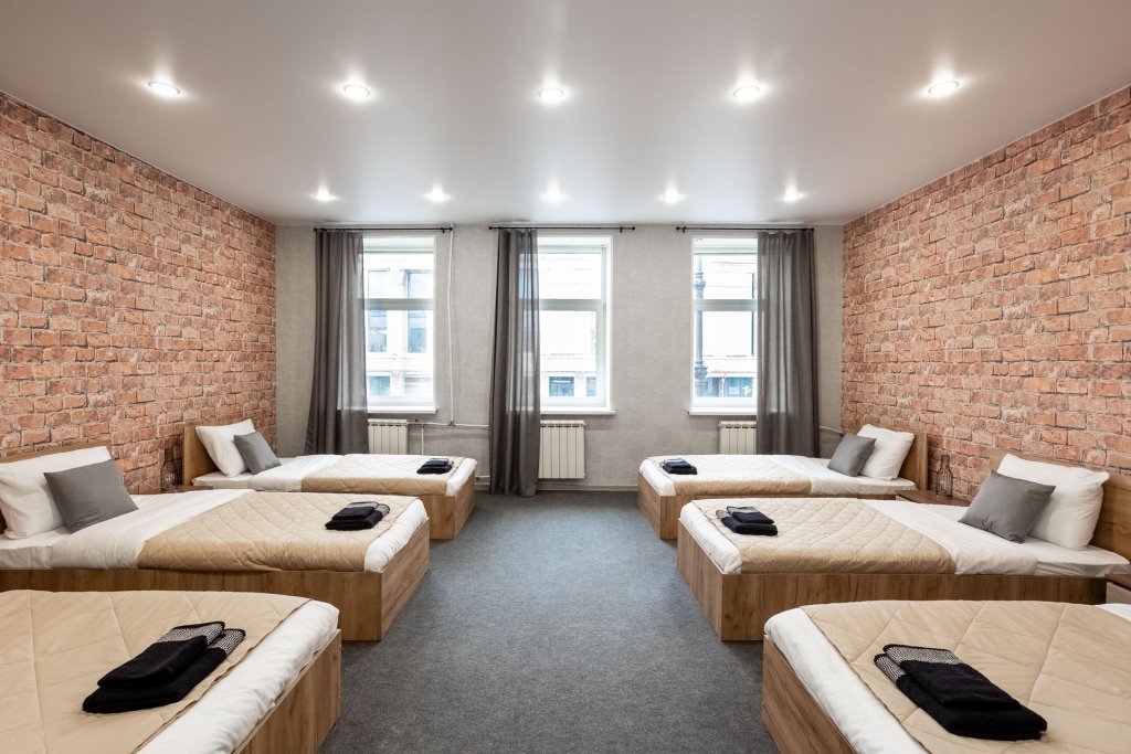 Cama en dormitorio compartido (dormitorio compartido femenino) con vista Loft 57 Mini-Hotel