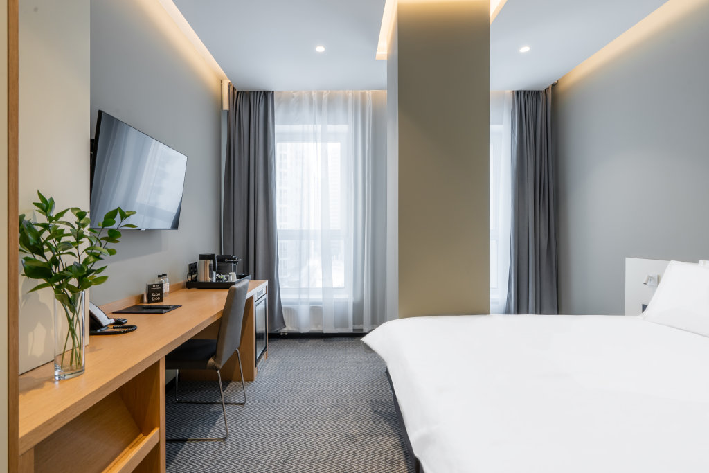 Komfort Doppel Zimmer mit Blick auf den Innenhof FarFour Inn & Suite Hotel
