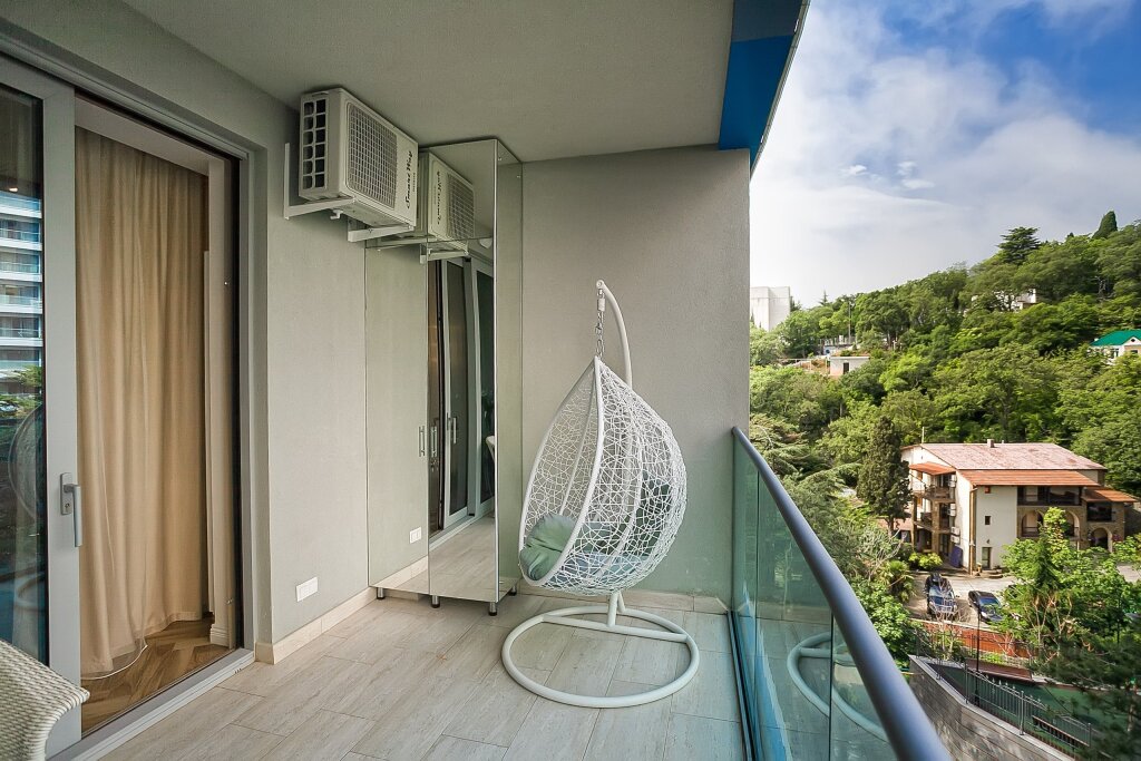 Deluxe Vierer Apartment mit Balkon ZhK ZAZERKAL'E Apartments