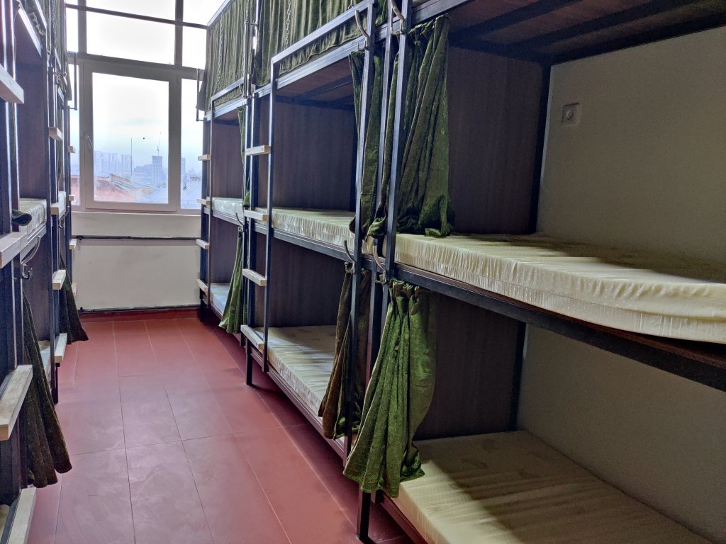 Cama en dormitorio compartido (dormitorio compartido masculino) con vista Chili Hostel